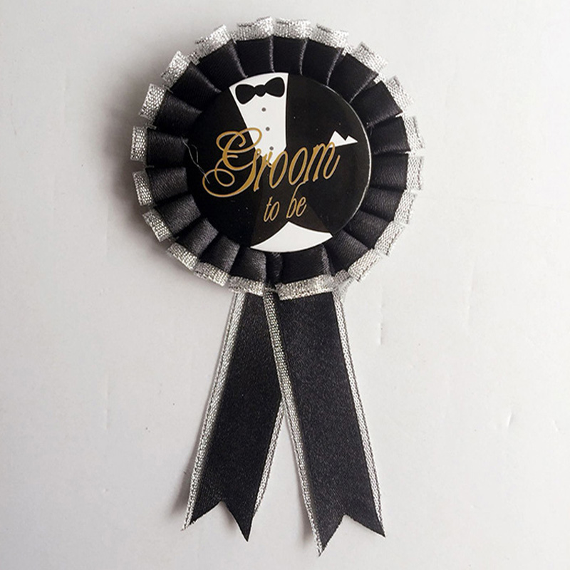 Be en bruidegom om blikjes in de badge te zijn