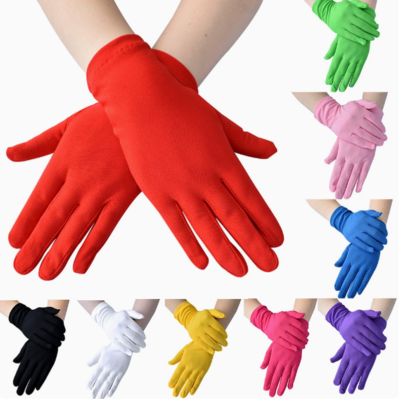 Korte satijnen avondjurk etiquette handschoenen