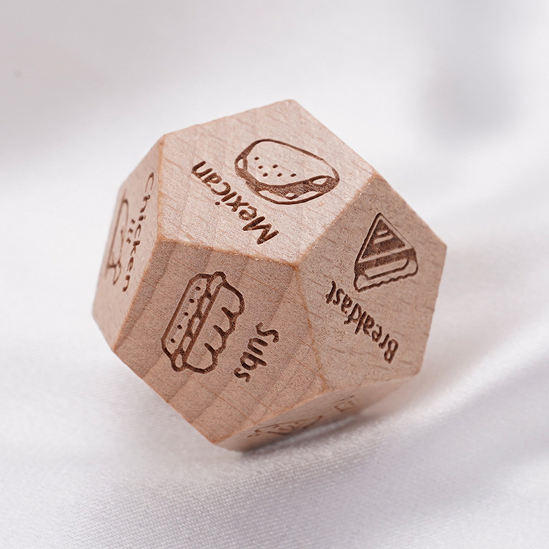Houten rollende dobbelstenen